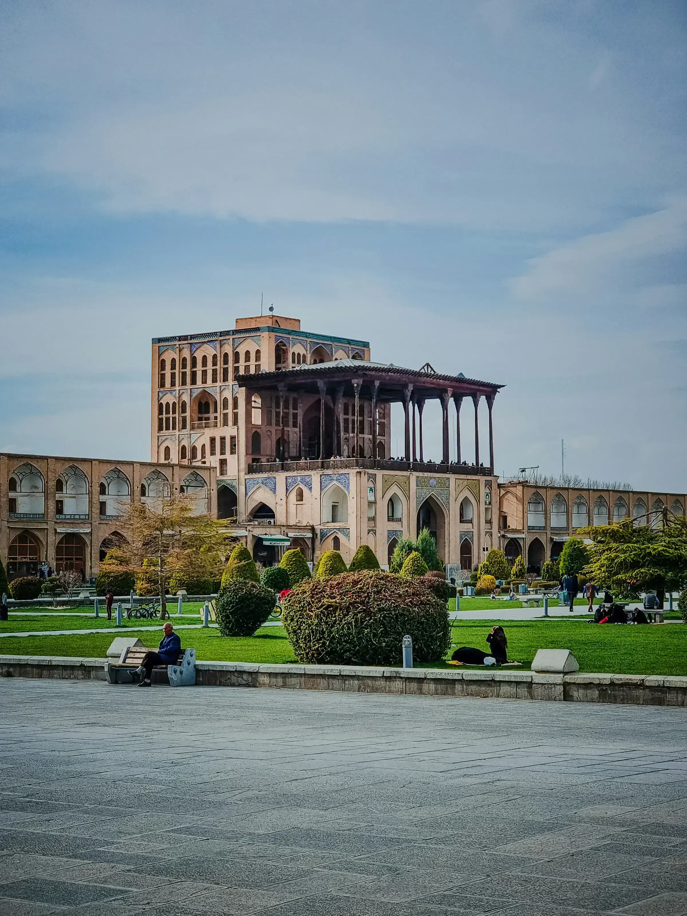 A restrained Persian architectural detail — considered, neutral, free of political reference.